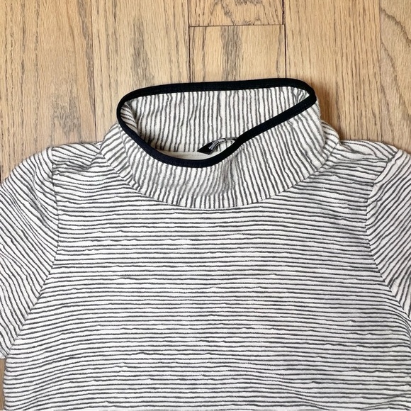 The North Face Women’s Textured Stripe Pullover with Front Pocket Size Medium - Picture 4 of 13